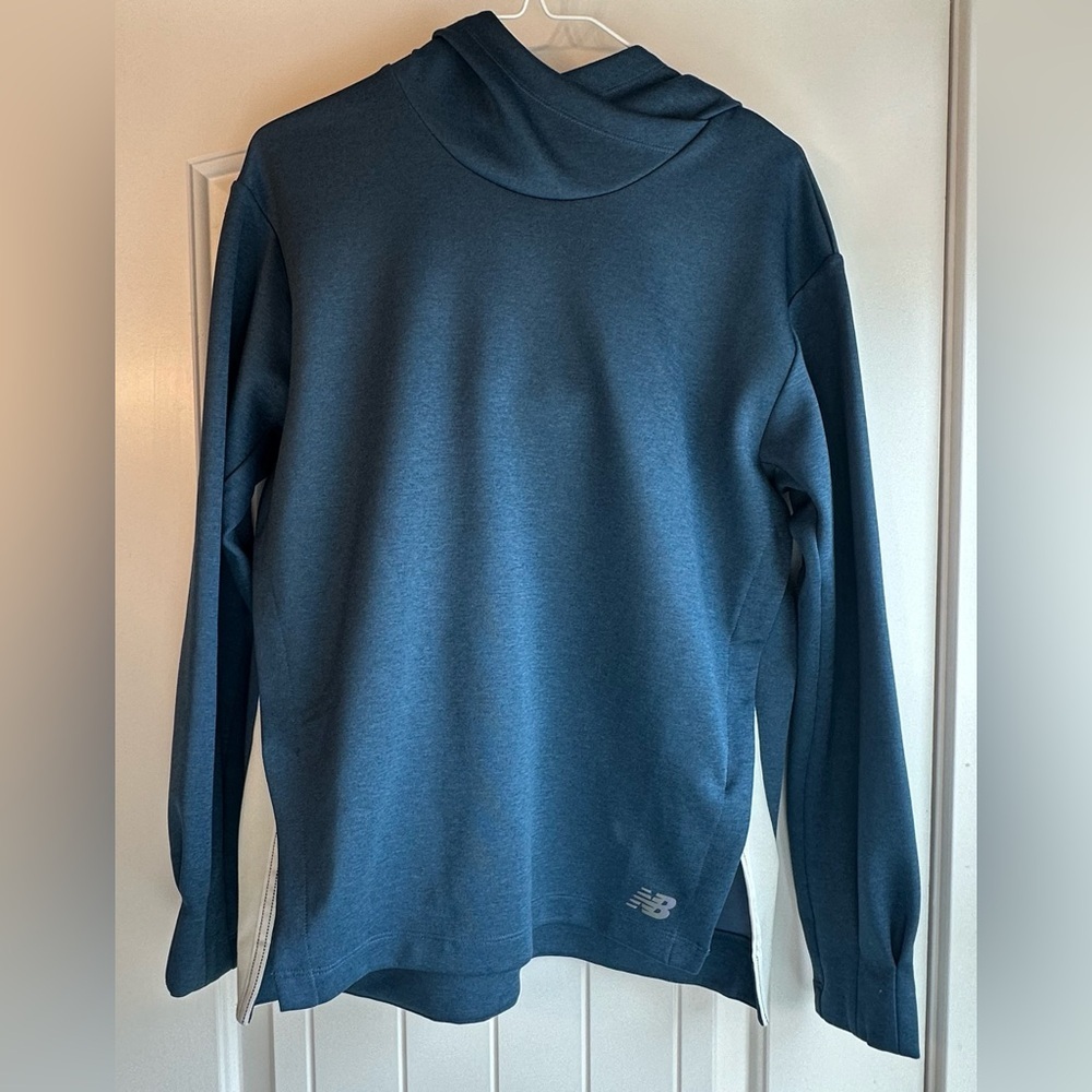 New Balance Woman’s speed run Sweater in stone blue heather. - Picture 1 of 8